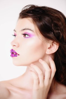 Kalıcı makyaj ve kozmetik kavramı. Güzellik parlak kalıcı makyaj ile cinsel bir kadın portresi. Beyaz arka plan.