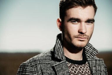 Kırsal kesimde yakışıklı bir adam portresi. Bahar moda erkekler için. Özgürlük, yaşam biçimi.