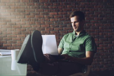 Mutlu bir adam ofisinde. İş ve iş. Çalışma alanı.