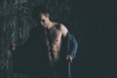 Yakışıklı bir adam bir stüdyoda. Rahat tarzı. Moda kavramı.