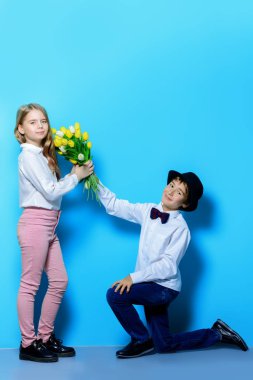 çiçekler ve çocuklar