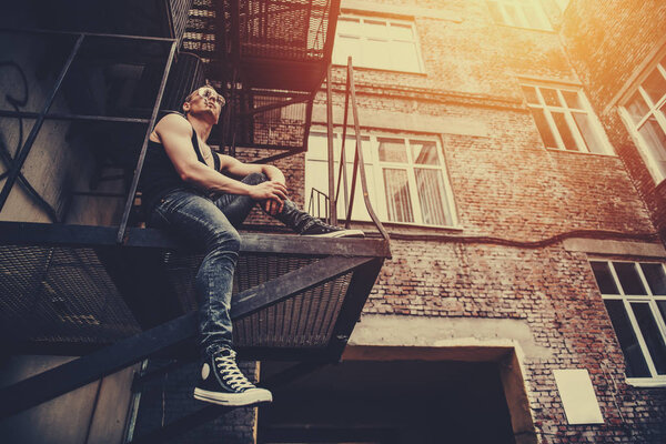 экстравагантный панк-человек
