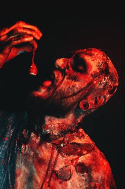 ürpertici korkunç zombi