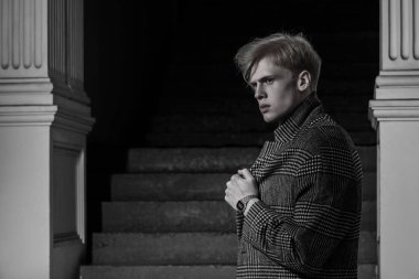 Yakışıklı genç adam.