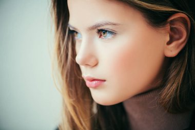 Güzel bir kızın portresi.