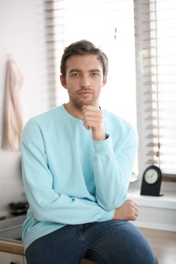 sağlıklı yakışıklı adam