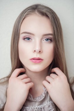 Güzel bir kızın portresi.