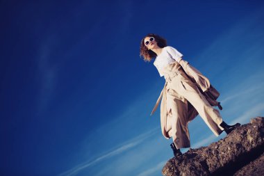 Bayan dışında poz