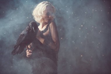 kuzgun ile sarışın Bayan