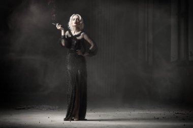 Kendine güvenen sarışın kadın