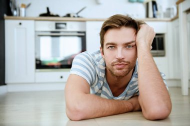 Düşünceli yakışıklı adam