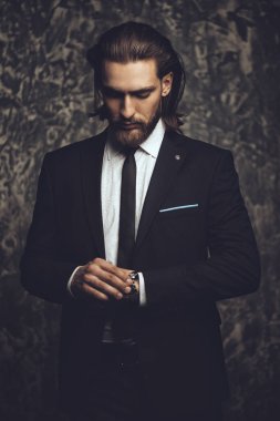 Genç atlatmışsınız adam