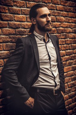 adam için şık takım elbise