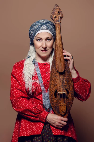 yerli yaşlı kadın