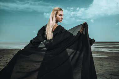 zarif sarışın kadın