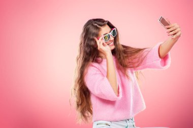 Kız selfie çekiyor.