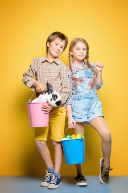 çocuklar tavşanlı