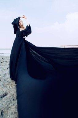uzun siyah elbise