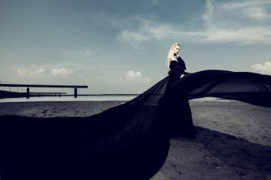 siyah elbise çırpınan