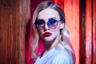 şık kendine güvenen kadın