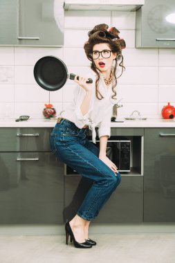 çekici modern ev hanımı