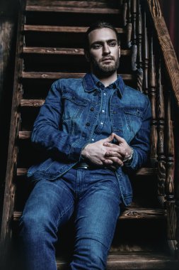 merdivenlerde oturan