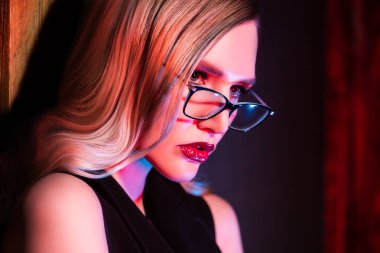 Zarif sarışın Bayan