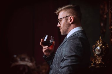 şık yakışıklı adam