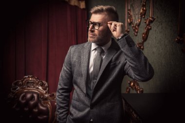 Akıllı yakışıklı beyefendi