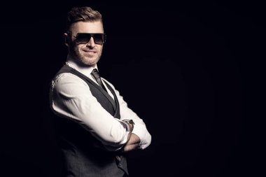 acımasız yakışıklı adam