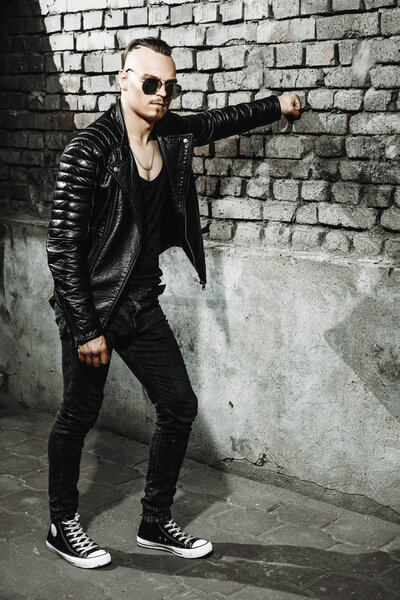 модный панк-человек
