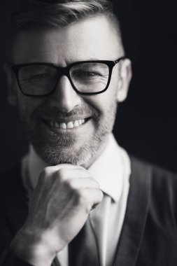 gülümseyen yakışıklı adam