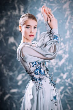 Gümüş kabarık elbise