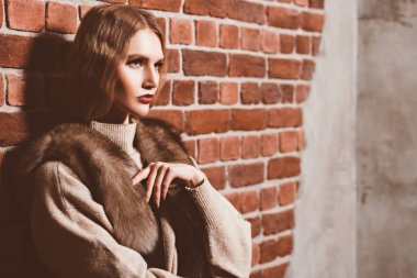 düşünceli güzel kız