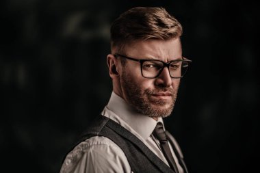 acımasız olgun adam