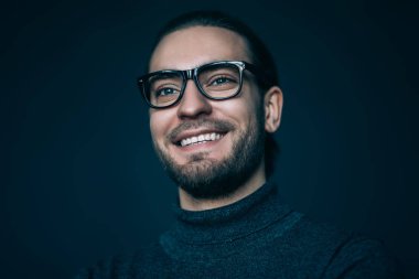 şık yakışıklı adam