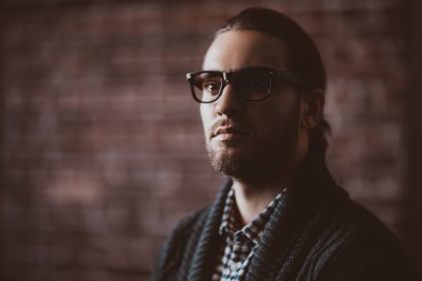 serin yakışıklı adam