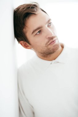 yakışıklı bir adam portresi