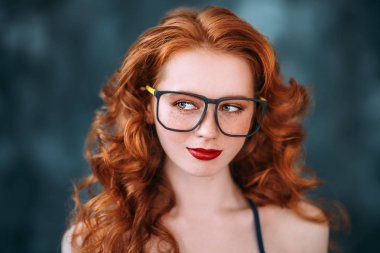 güzel kızıl saçlı kız