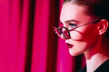 Bayan güneş gözlüğü takıyor