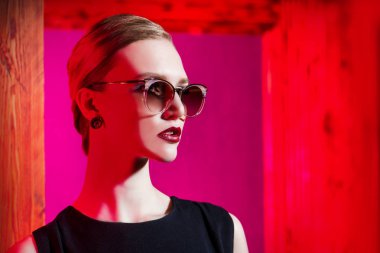 Kadınlar için güneş gözlüğü