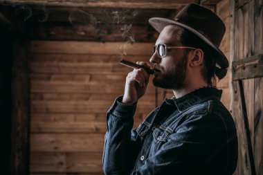 adam puro sigara içiyor.