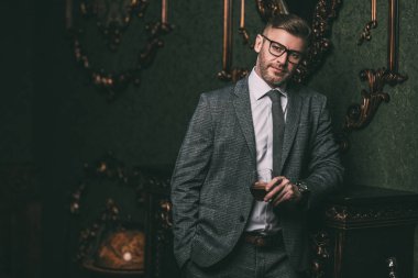 resmi Klasik kostüm