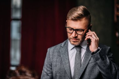 Telefonda konuşuyorlar.