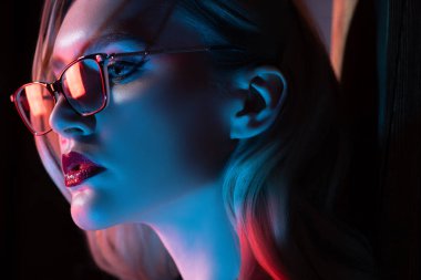 Güzellik içinde karanlık