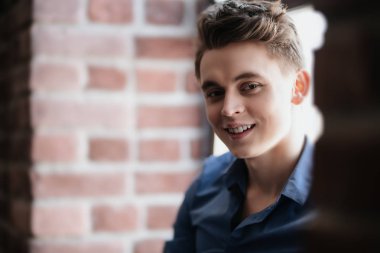 gülümseyen genç adam