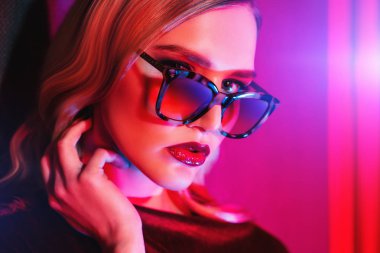 gözlüklü sarışın