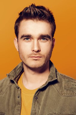 Yakışıklı genç adam.