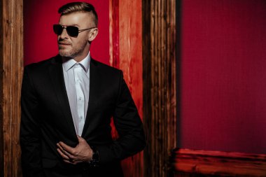 kravat olmadan takım elbise