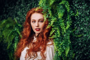 Çok güzel kızıl saçlı kız